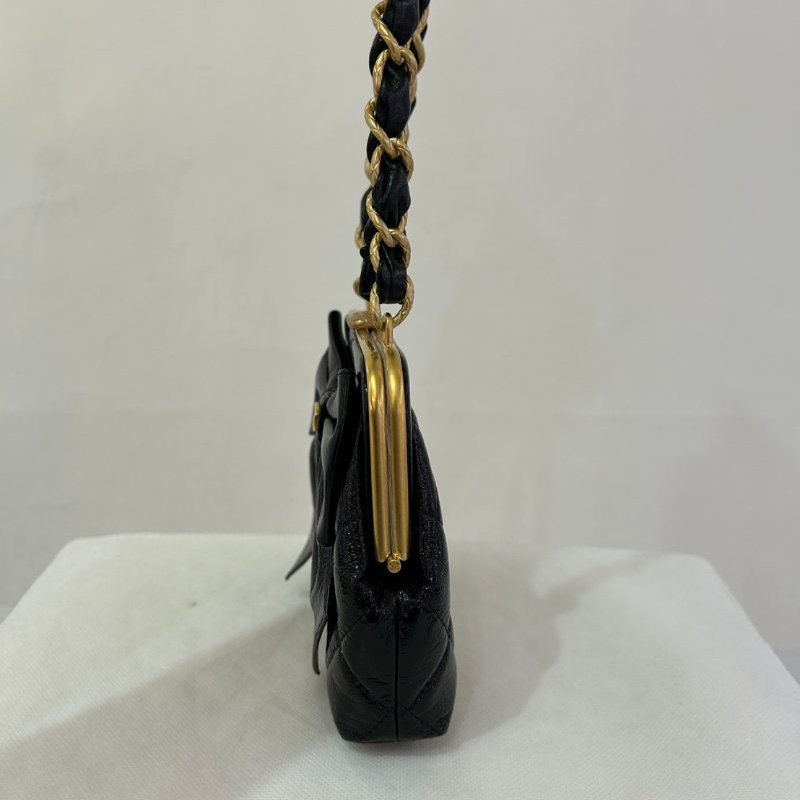 CHANEL油臘牛皮蝴蝶結祖母釦小斜背-2