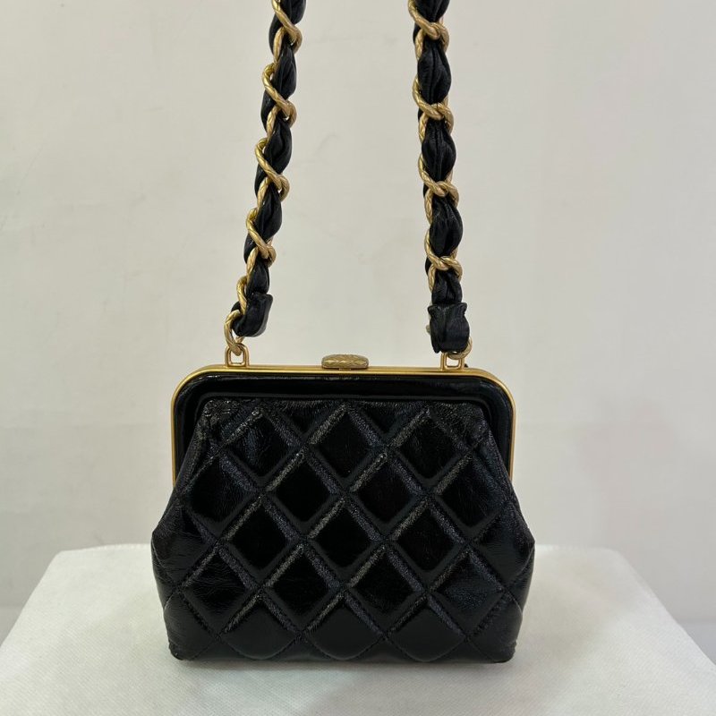 CHANEL油臘牛皮蝴蝶結祖母釦小斜背-3