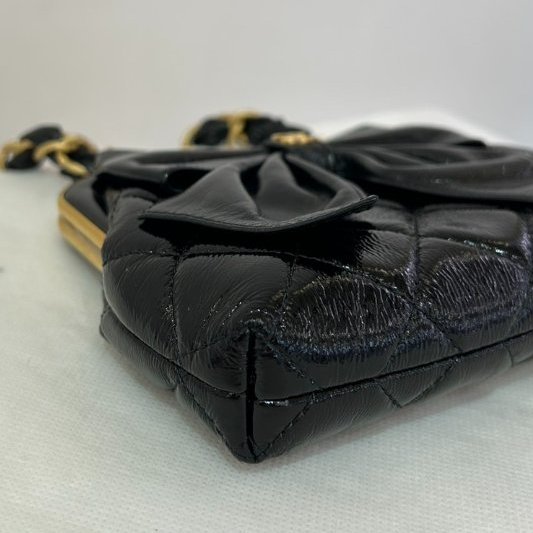 CHANEL油臘牛皮蝴蝶結祖母釦小斜背-6