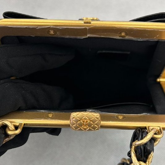 CHANEL油臘牛皮蝴蝶結祖母釦小斜背-7