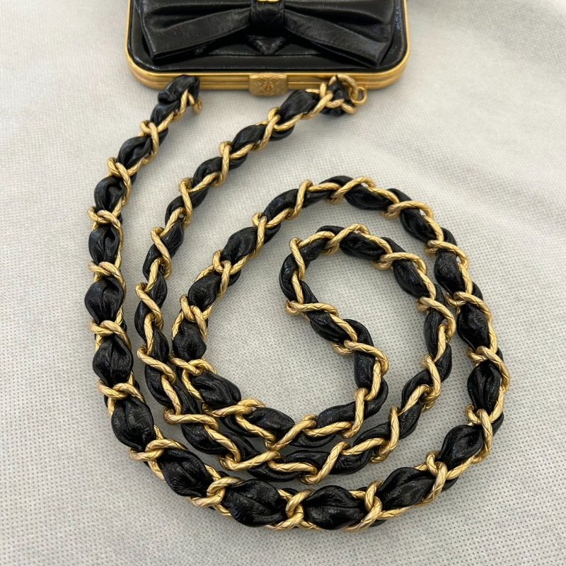 CHANEL油臘牛皮蝴蝶結祖母釦小斜背-8