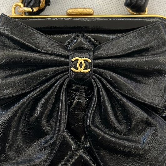 CHANEL油臘牛皮蝴蝶結祖母釦小斜背-9