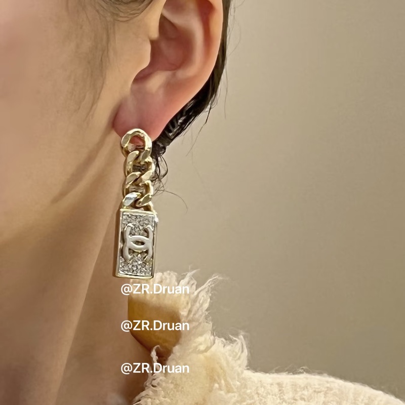 莉亞精品♡Chanel 長方水鑽吊墜耳針 二手-1