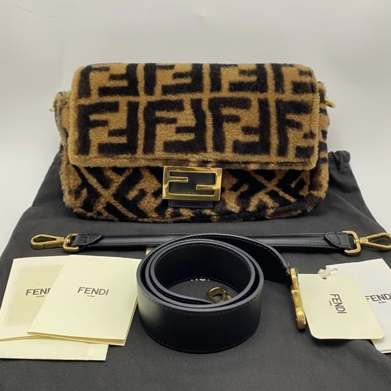 FENDI 棕色羊羔毛Baguette法棍包 23*15*6.5 98新配件塵袋-0