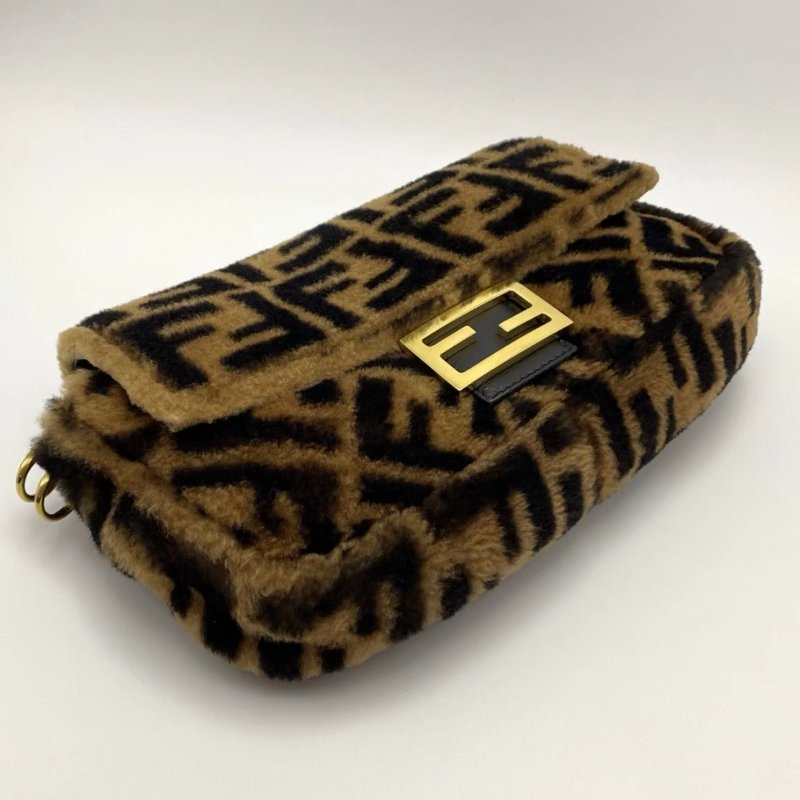 FENDI 棕色羊羔毛Baguette法棍包 23*15*6.5 98新配件塵袋-2