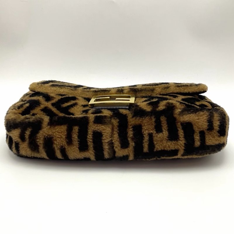 FENDI 棕色羊羔毛Baguette法棍包 23*15*6.5 98新配件塵袋-3
