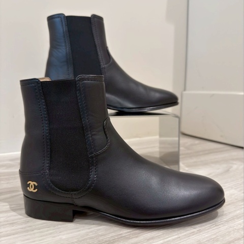 CHANEL 黑色小金Logo短靴 36號