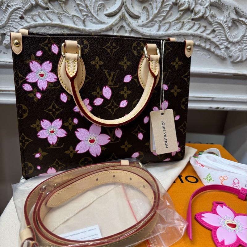 Lv全新OnTheGo小号手袋村上隆樱花系列-1