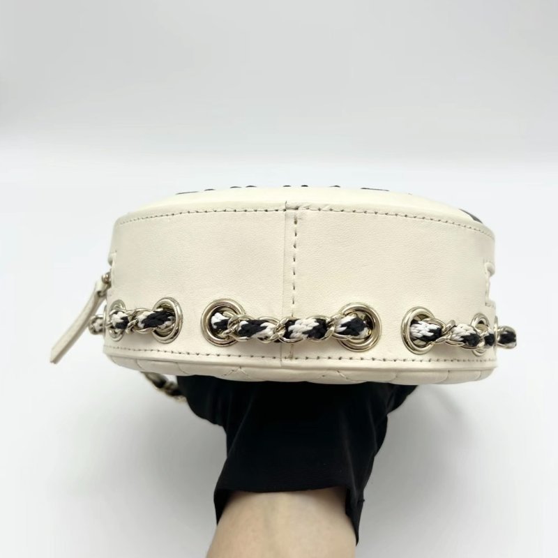 CHANEL 黑白透明游泳圈肩背斜背包18*18*6.5 98新配件塵袋-3