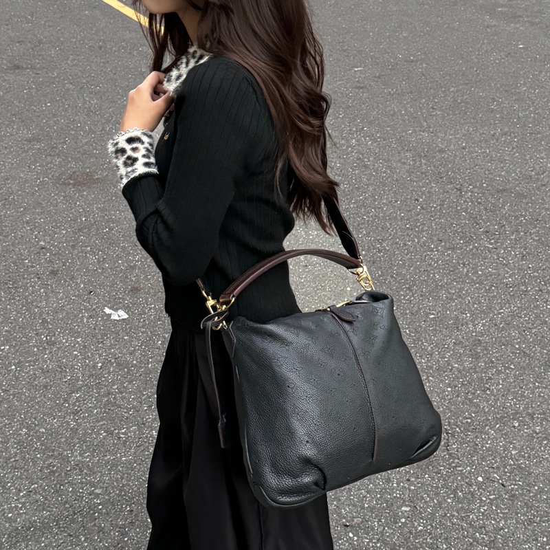 (超稀有⏰) LV Mahina 全牛皮 斜背+單肩+腋下 專櫃15.3萬!-32