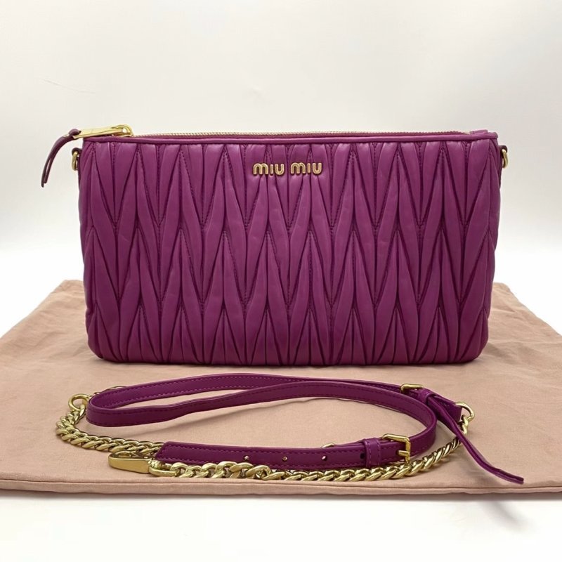 MIUMIU 玫紅色金標皺摺鏈條斜背鏈條包 28*16*2 98新配件塵袋-0