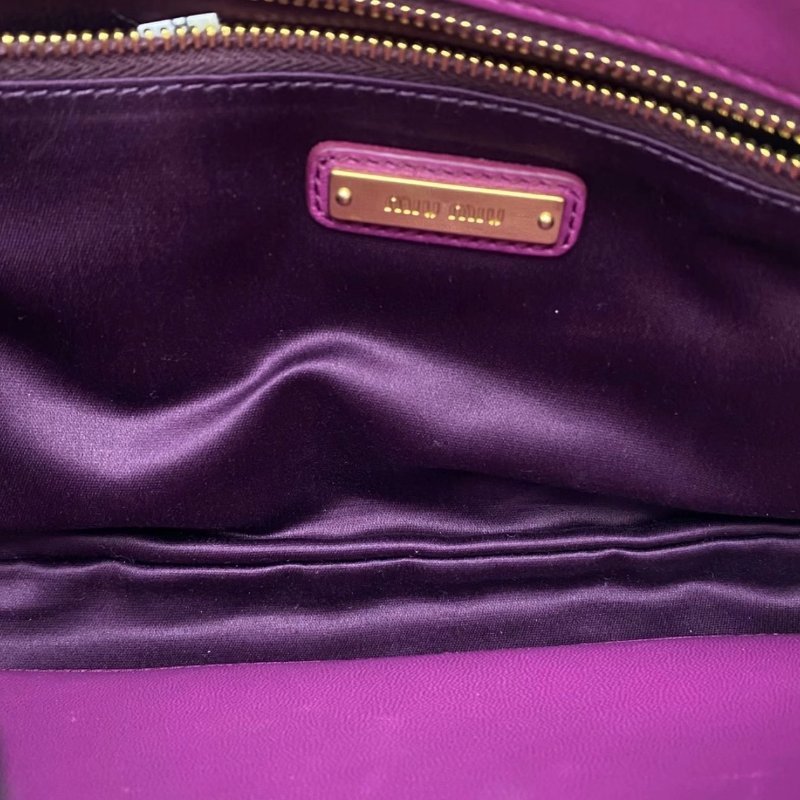 MIUMIU 玫紅色金標皺摺鏈條斜背鏈條包 28*16*2 98新配件塵袋-1