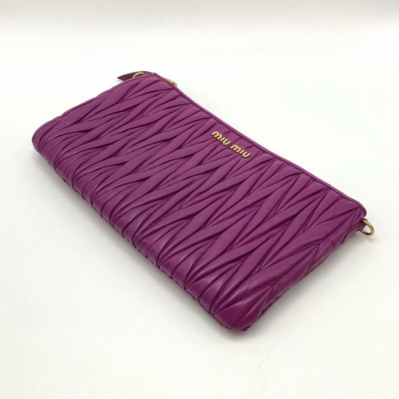 MIUMIU 玫紅色金標皺摺鏈條斜背鏈條包 28*16*2 98新配件塵袋-2