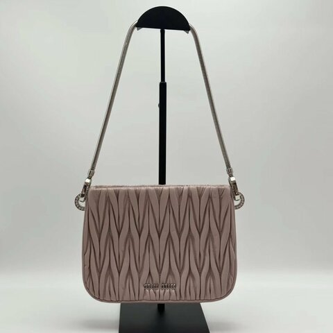 MIUMIU 粉色皺摺銀標磁吸腋下包20*15*5 98新配件塵袋