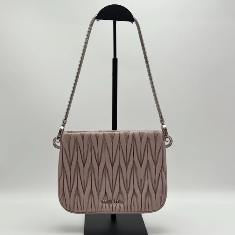 MIUMIU 粉色皺摺銀標磁吸腋下包20*15*5 98新配件塵袋-0