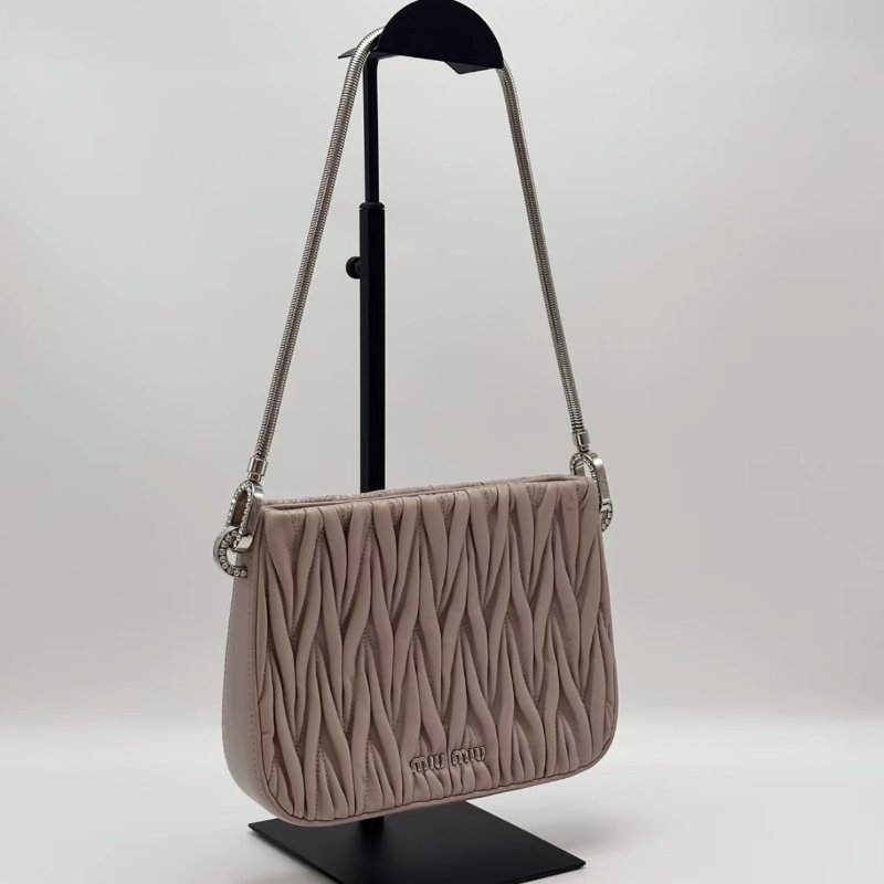 MIUMIU 粉色皺摺銀標磁吸腋下包20*15*5 98新配件塵袋-1