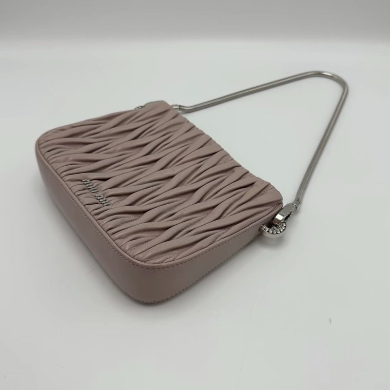 MIUMIU 粉色皺摺銀標磁吸腋下包20*15*5 98新配件塵袋-2