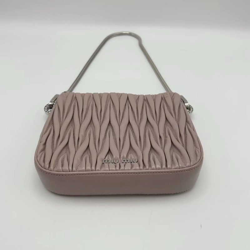 MIUMIU 粉色皺摺銀標磁吸腋下包20*15*5 98新配件塵袋-3