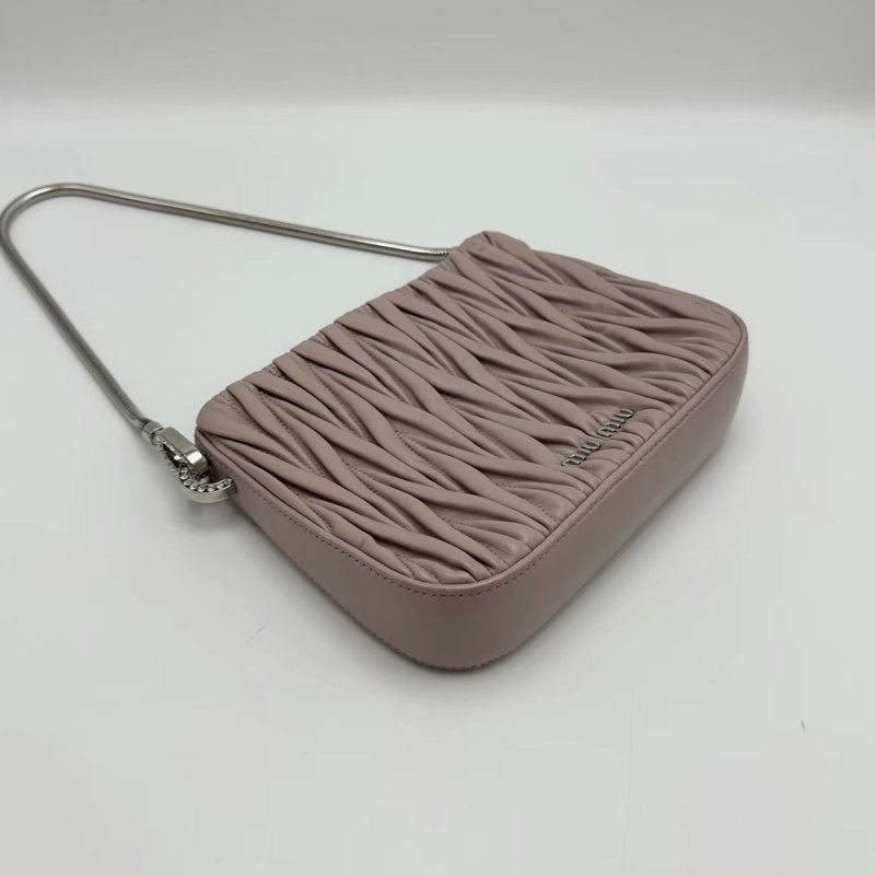 MIUMIU 粉色皺摺銀標磁吸腋下包20*15*5 98新配件塵袋-4