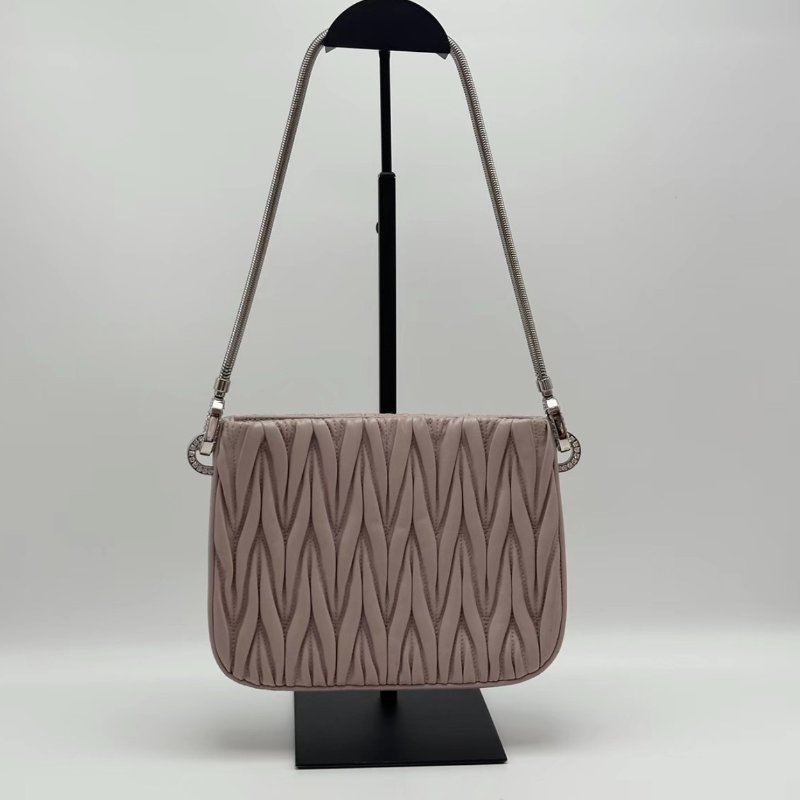 MIUMIU 粉色皺摺銀標磁吸腋下包20*15*5 98新配件塵袋-5