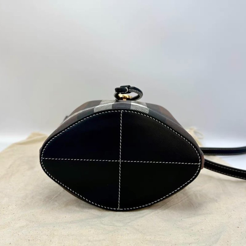 BURBERRY 迷你戰馬格紋TB水桶包16*18*11 99新配件塵袋-3