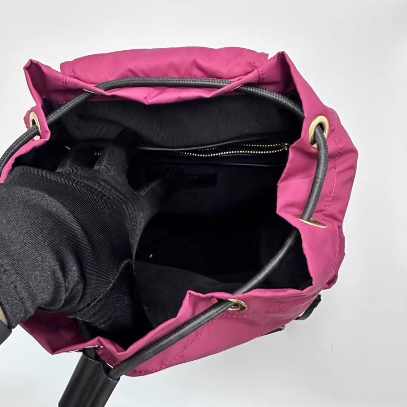 BURBERRY 紅金尼龍抽繩翻蓋後背包21.5*33*14.5 98新-1