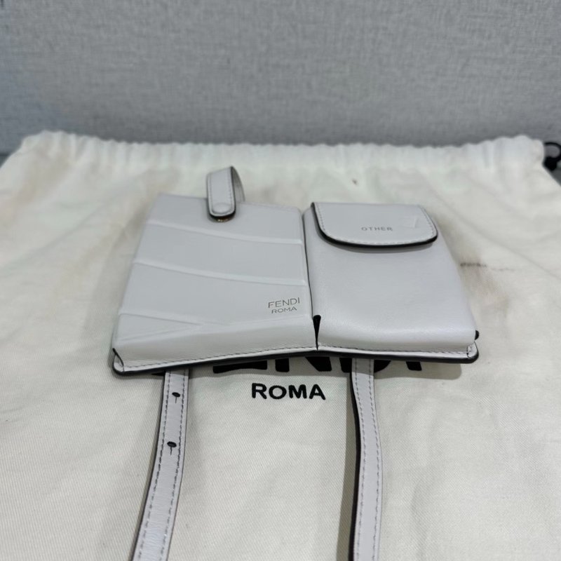 FENDI Pocket白色斜背手機包 15*14 99新配件塵袋-3