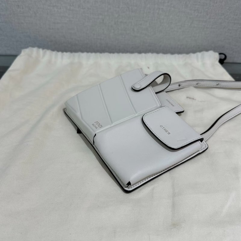 FENDI Pocket白色斜背手機包 15*14 99新配件塵袋-4