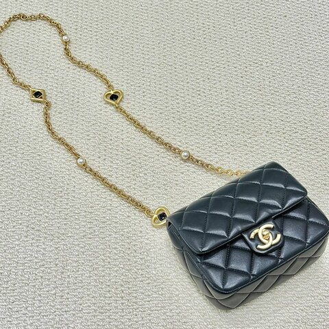 CHANEL - 黑色羊皮金釦愛心鍊方胖