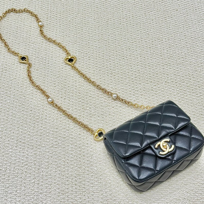 CHANEL - 黑色羊皮金釦愛心鍊方胖-0