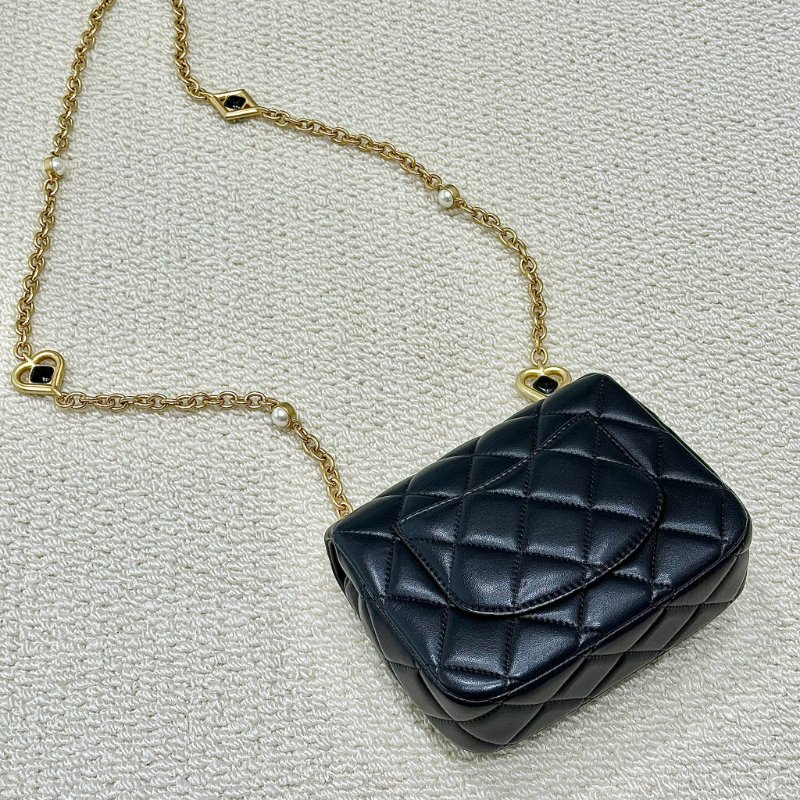 CHANEL - 黑色羊皮金釦愛心鍊方胖-1