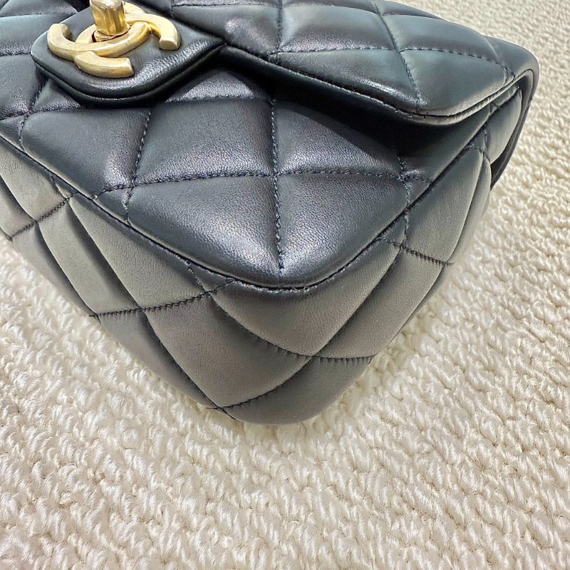 CHANEL - 黑色羊皮金釦愛心鍊方胖-6