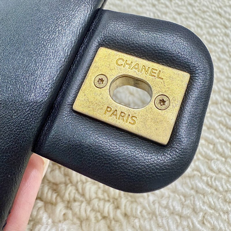 CHANEL - 黑色羊皮金釦愛心鍊方胖-11