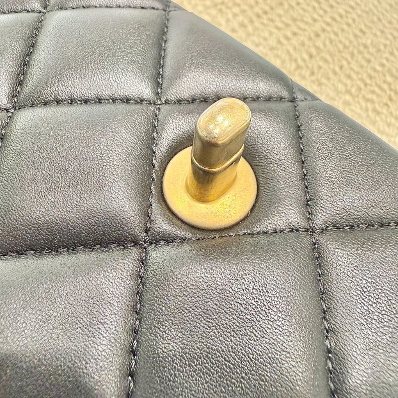 CHANEL - 黑色羊皮金釦愛心鍊方胖-14