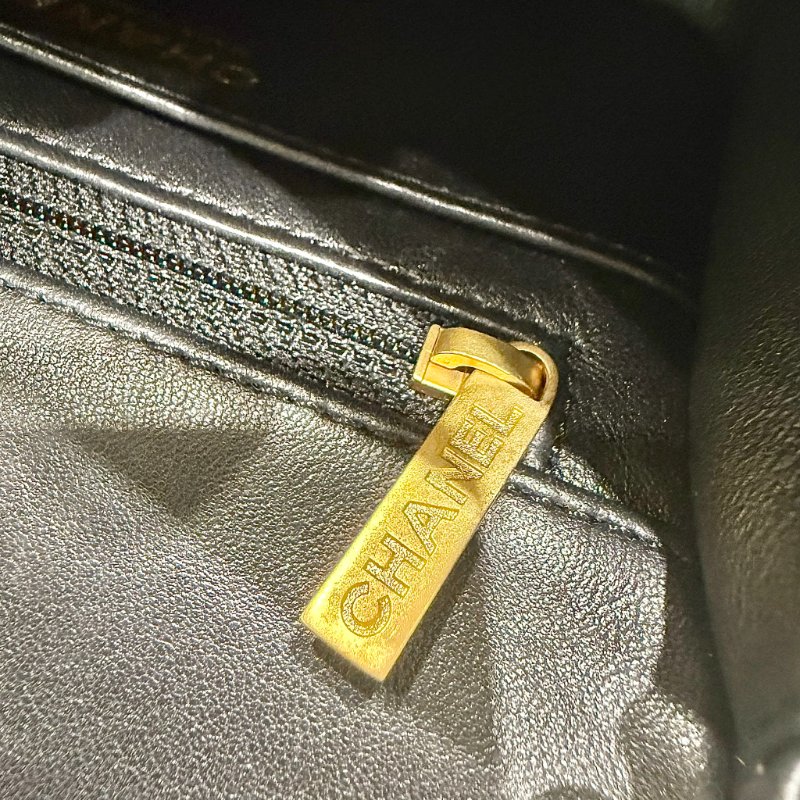 CHANEL - 黑色羊皮金釦愛心鍊方胖-16