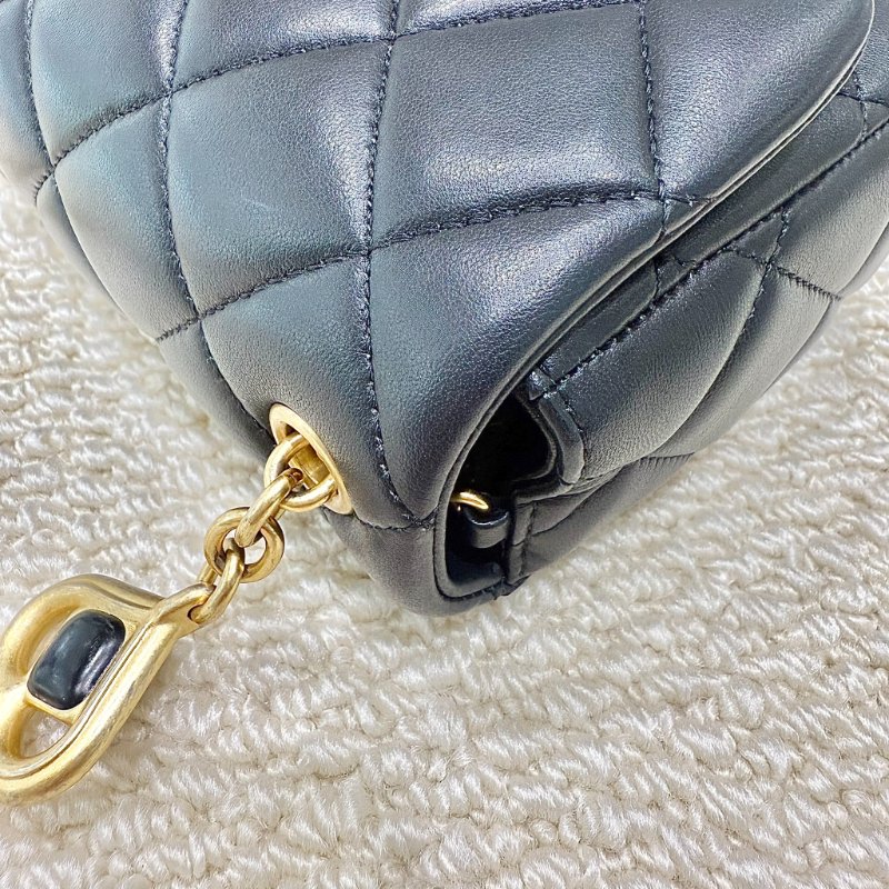 CHANEL - 黑色羊皮金釦愛心鍊方胖-18