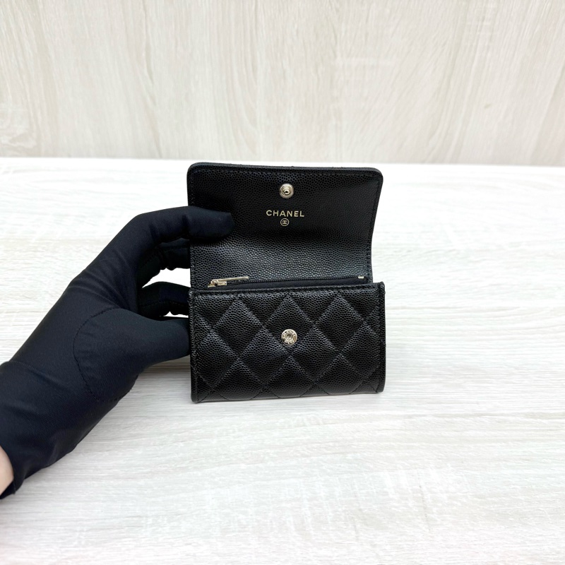CHANEL黑色荔枝牛皮季節款金釦下蓋卡包AP4093-6