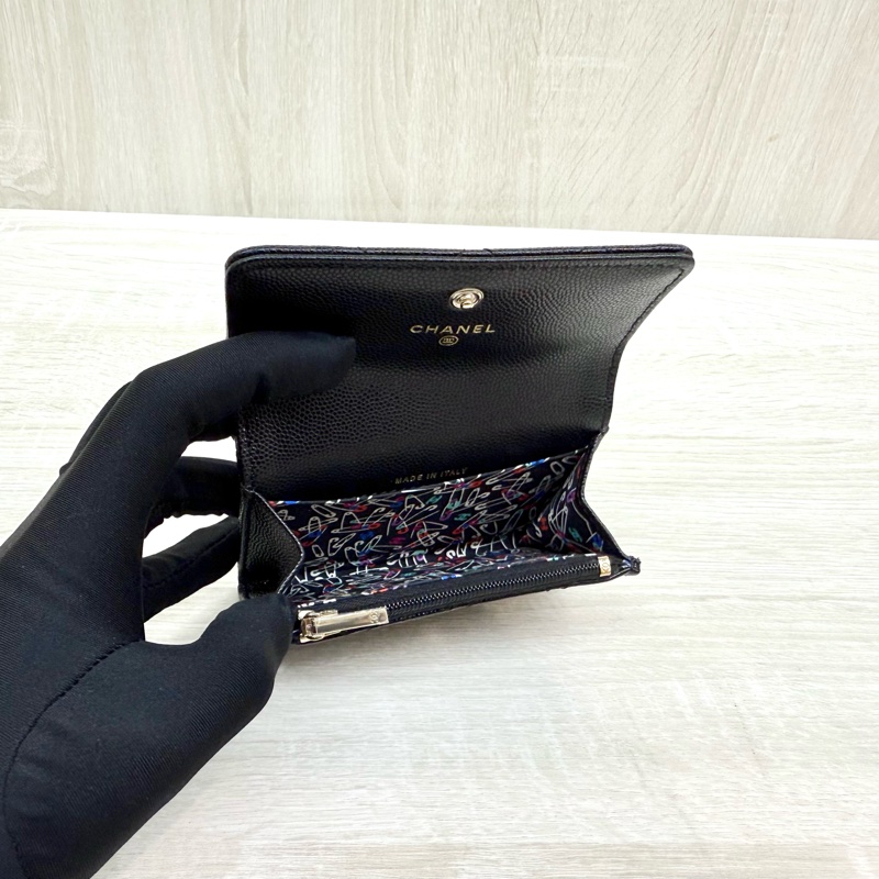 CHANEL黑色荔枝牛皮季節款金釦下蓋卡包AP4093-7