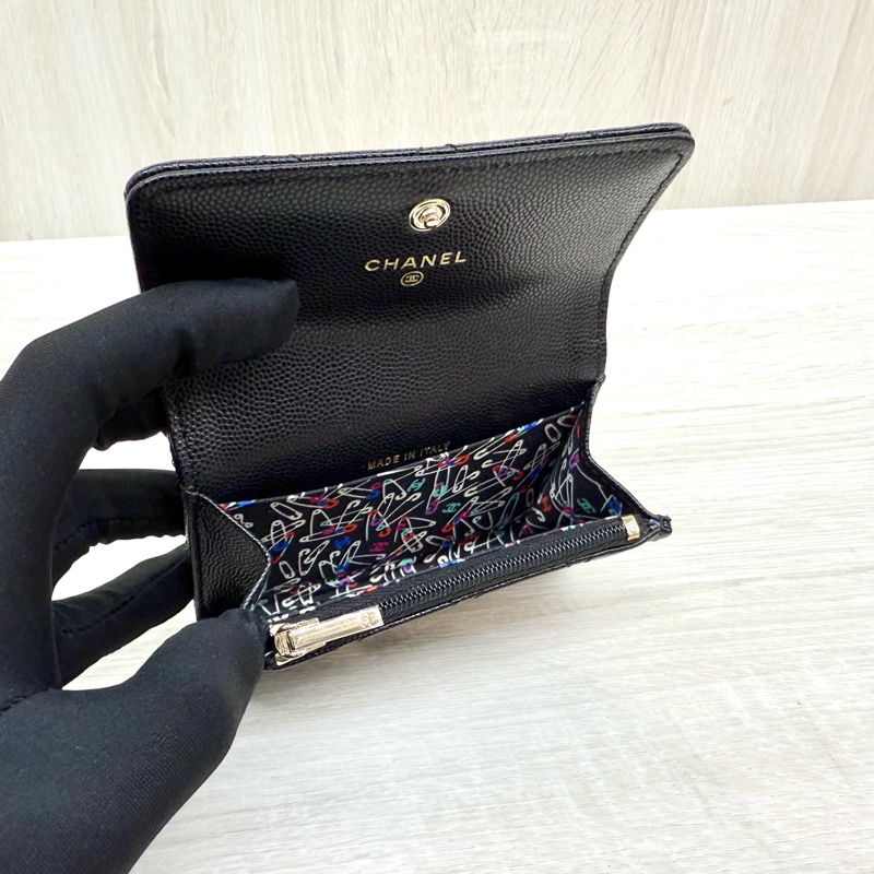 CHANEL黑色荔枝牛皮季節款金釦下蓋卡包AP4093-8