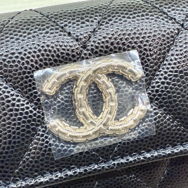 CHANEL黑色荔枝牛皮季節款金釦下蓋卡包AP4093-10