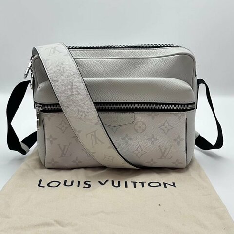 Lv Outdoor白色印花LOGO斜背郵差包26*20*10 98新配件塵袋