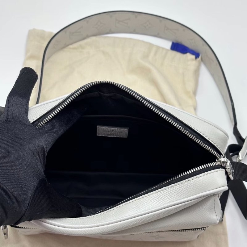 Lv Outdoor白色印花LOGO斜背郵差包26*20*10 98新配件塵袋-1