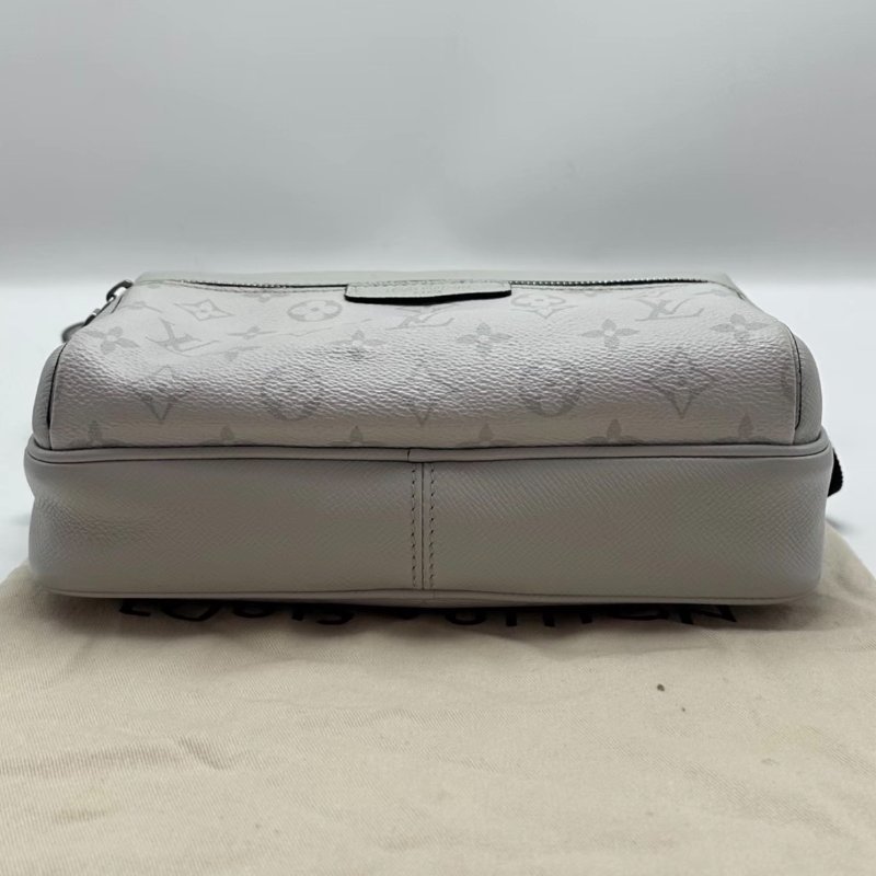 Lv Outdoor白色印花LOGO斜背郵差包26*20*10 98新配件塵袋-3