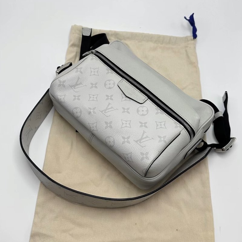 Lv Outdoor白色印花LOGO斜背郵差包26*20*10 98新配件塵袋-4