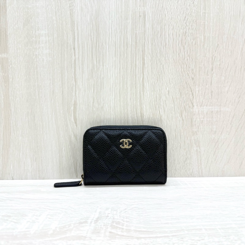 CHANEL黑色荔枝牛皮金釦ㄇ拉零錢卡包AP0216-0