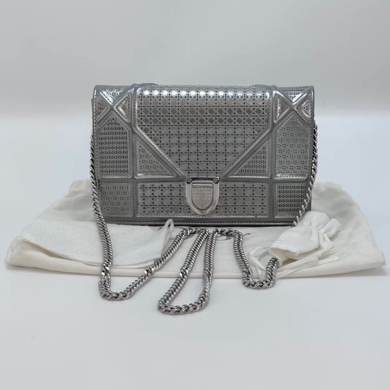 DIOR 太空銀盾牌woc斜背包 19*12*3 98新配件塵袋-0