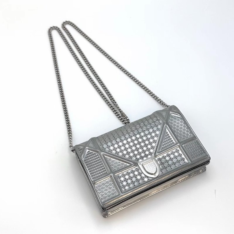 DIOR 太空銀盾牌woc斜背包 19*12*3 98新配件塵袋-1