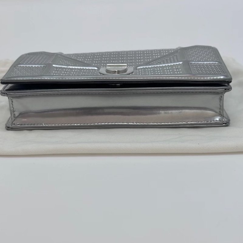 DIOR 太空銀盾牌woc斜背包 19*12*3 98新配件塵袋-2