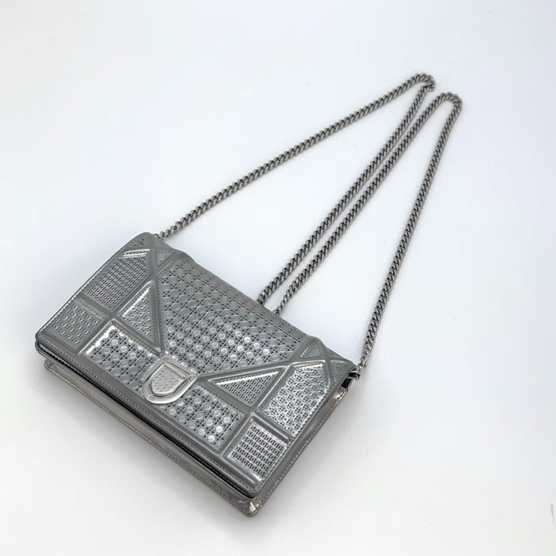 DIOR 太空銀盾牌woc斜背包 19*12*3 98新配件塵袋-3