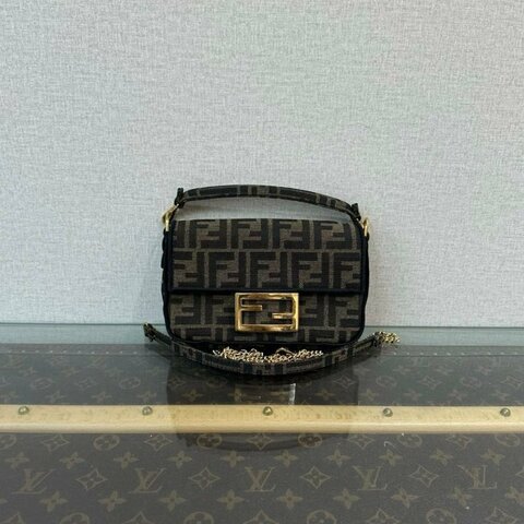 FENDI 老花金扣mini手提斜背法棍包19*11*5 98新配件塵袋